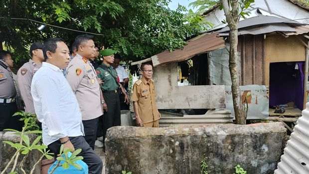Polisi bersama Satpol PP Pamekasan bongkar bilik di kompleks makam Raja Pamekasan yang dipakai untuk pesta sabu.