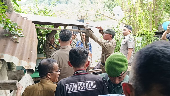 Polisi bersama Satpol PP Pamekasan bongkar bilik di kompleks makam Raja Pamekasan yang dipakai untuk pesta sabu.