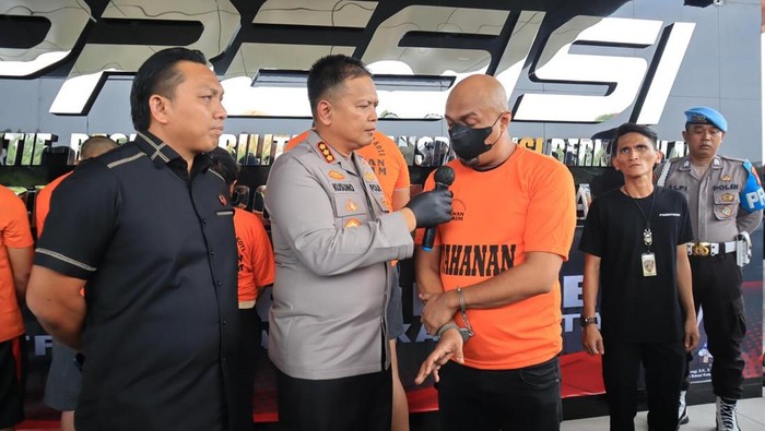 Polisi menangkap Bang Jago yang membuat keributan di apartemen Kota Bekasi.