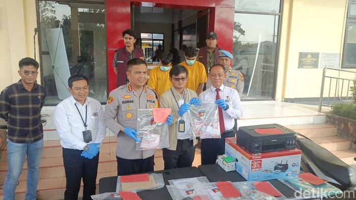 Polisi menetapkan dua tukang ojek di Kupang sebagai tersangka pengedar uang palsu, Selasa (20/5/2025).