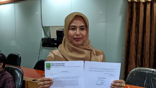 Politikus asal Dompu, Nadirah Al Habsyi, menunjukkan surat mandat sebagai ketua DPW PBB NTB di kantor DPRD NTB, Selasa (20/5/2025). (Ahmad Viqi/detikBali)