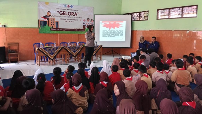 Aipda Diar Swastika Santi sosialisasi anti-bullying di hadapan siswa SDN Karangsari 1 Kota Blitar
