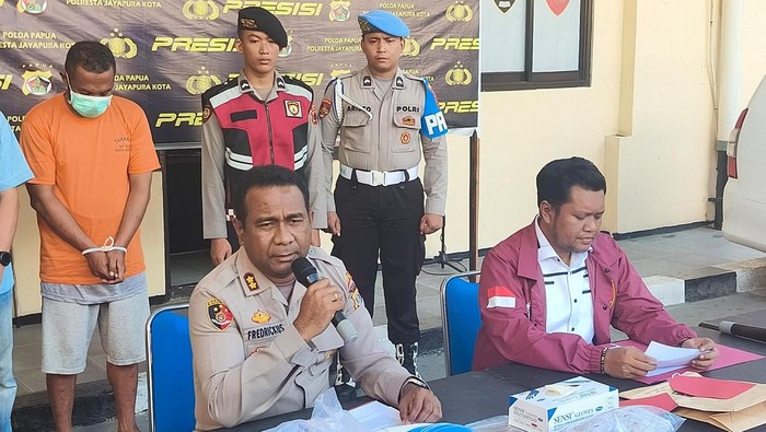 Polresta Jayapura menggelar konferensi pers kasus ayah tiri bunuh anaknya.