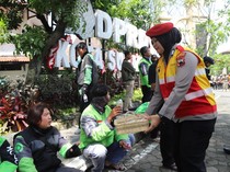 Momen Polwan Polresta Solo Bagikan Snack dan Air Mineral untuk Peserta Aksi Ojol