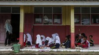 Sementara untuk murid kelas satu dan dua diterapkan sistem masuk bergantian pada pagi dan siang karena kekurangan ruang kelas.
