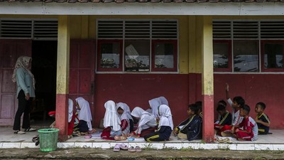 Potret Siswa Belajar di Teras gegara Sekolah Kurang Ruang Kelas