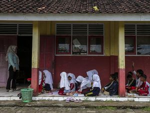 Video: Heboh Siswa SD di Pandeglang Belajar di Teras, Pemkab Buka Suara