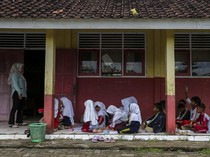 Potret Siswa Belajar di Teras gegara Sekolah Kurang Ruang Kelas