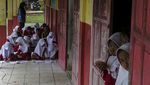 Potret Siswa Belajar di Teras gegara Sekolah Kurang Ruang Kelas