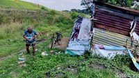 Dulu, Tasripan tinggal di Desa Ketapang sebelum rumah dan penghidupannya hilang akibat semburan lumpur Lapindo.
