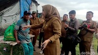 Namun, kisah pilu itu berakhir hari ini. Wakil Bupati Sidoarjo Mimik Idayana turun langsung dan memindahkan Tasripan ke tempat tinggal yang lebih layak setelah melihat langsung kondisi mengenaskan gubuk yang selama ini ia tempati.