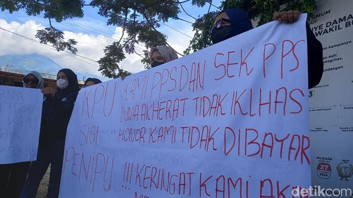 PPS di Kabupaten Sigi berunjuk rasa menuntut honor yang belum dibayarkan.