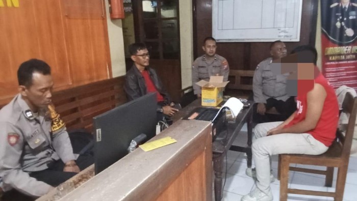 Pelaku (kaus merah) pembakar pikap di Blitar saat diperiksa di kantor polisi