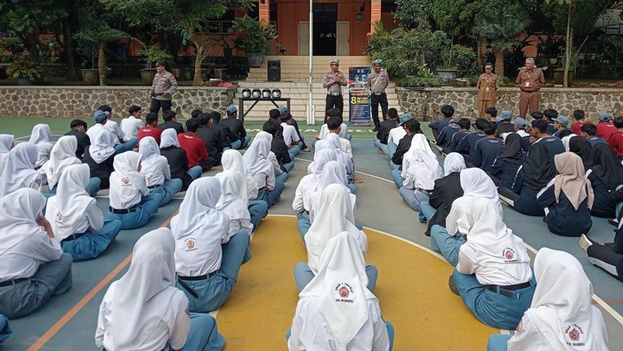 Program goes to school kenalkan safety riding kepada siswa SMA di Mojokerto.