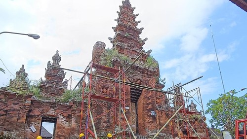 Proses restorasi cagar budaya Pura Agung Petilan, Desa Adat Kesiman, Denpasar, Bali, Selasa (20/5/2025). (Ni Made Lastri Karsiani Putri/detikBali)