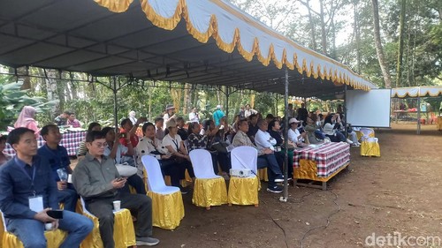 Puluhan delegasi delegasi The 7 ASEAN-China-UNDP Symposium on SDGs melakukan kunjungan di hutan Desa Wanagiri, Kecamatan Sukasada, Buleleng, Bali Selasa (20/5/2025).