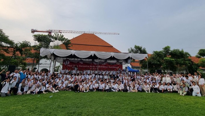 Puluhan dokter di Surabaya melakukan aksi mengkritisi kebijakan Kemkes di FK Unair.