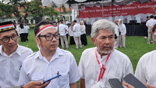 Puluhan dokter di Surabaya melakukan aksi mengkritisi kebijakan Kemkes di FK Unair.