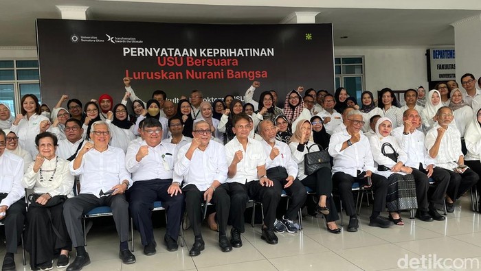 Puluhan guru besar USU dan dosen saat menyampaikan tuntutan di Fakultas Kedokteran USU, Selasa (20/5/2025). (Finta Rahyuni/detikSumut)