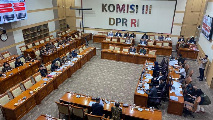 Rapat Komisi III DPR dan Jampidsus Febrie Adriansyah  di kompleks parlemen, Senayan, Jakarta Pusat, Selasa (20/5/2025).