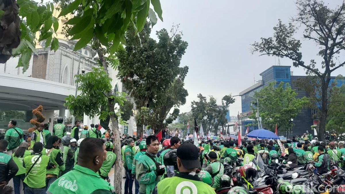Demo di Kantor Gubsu, Ratusan Driver Ojol Minta Prabowo Bikin Payung Hukum