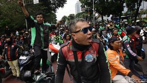 Ratusan Ojol Unjuk Rasa di Patung Kuda Jakarta
