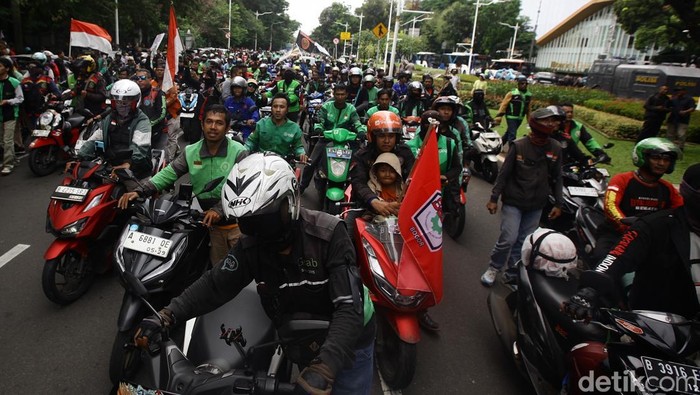 Sejumlah pengemudi ojek online menggelar unjuk rasa di kawasan Patung Kuda, Jakarta Pusat, Selasa (20/5/2025). Aksi ini diikuti ratusan pengemudi dari berbagai wilayah Jabodetabek.