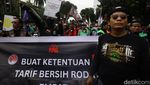 Ratusan Ojol Unjuk Rasa di Patung Kuda Jakarta