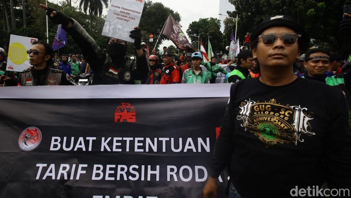 Ratusan Ojol Unjuk Rasa di Patung Kuda Jakarta Sejumlah pengemudi ojek online menggelar unjuk rasa di kawasan Patung Kuda, Jakarta Pusat, Selasa (20/5/2025). Aksi ini diikuti ratusan pengemudi dari berbagai wilayah Jabodetabek.