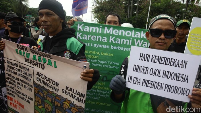 Sejumlah pengemudi ojek online menggelar unjuk rasa di kawasan Patung Kuda, Jakarta Pusat, Selasa (20/5/2025). Aksi ini diikuti ratusan pengemudi dari berbagai wilayah Jabodetabek.