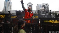 Aksi berlangsung damai dengan penjagaan aparat keamanan. Para pengemudi membawa spanduk dan mengenakan atribut komunitas mereka. Lalu lintas di sekitar kawasan Monas sempat tersendat akibat konsentrasi massa.  