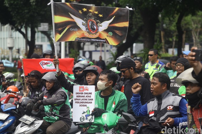 Sejumlah pengemudi ojek online menggelar unjuk rasa di kawasan Patung Kuda, Jakarta Pusat, Selasa (20/5/2025). Aksi ini diikuti ratusan pengemudi dari berbagai wilayah Jabodetabek.