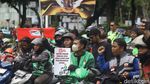 Ratusan Ojol Unjuk Rasa di Patung Kuda Jakarta