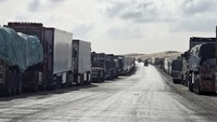 Para sopir truk mengeluhkan lamanya waktu tunggu dan ketidakpastian izin masuk. Beberapa di antaranya telah menunggu selama lebih dari sebulan, hanya untuk akhirnya membawa kembali muatan yang telah kedaluwarsa. Situasi ini tidak hanya menyebabkan penumpukan truk di jalan-jalan Al Arish, tetapi juga memicu keluhan dari warga setempat karena kemacetan dan gangguan lalu lintas.