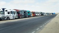 Ratusan truk bermuatan bantuan kemanusiaan, termasuk makanan dan obat-obatan, terus menumpuk di kota Al Arish, Sinai Utara, Mesir, Senin (19/5/2025). Mereka menanti izin untuk menyeberang ke Gaza melalui perbatasan Rafah. Penutupan perbatasan ini terjadi sejak Mei 2024, ketika militer Israel mengambil alih sisi Palestina dari perbatasan tersebut, menghentikan aliran bantuan meskipun kondisi kemanusiaan di Gaza memburuk. Beberapa bantuan bahkan telah kedaluwarsa dan dibuang di area terbuka Al Arish karena terlalu lama tertahan.  