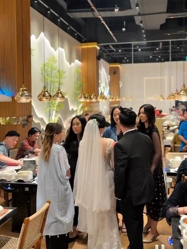 Restoran Santap Sepuasnya Jadi Tempat Resepsi Pernikahan Beredar video viral, pasangan pengantin yang memilih restoran santap sepuasnya atau all you cat eat sebagai lokasi resepsi pernikahan di BSD.