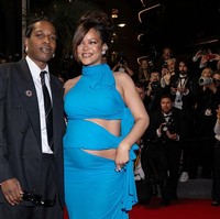 Penampilan terbaru Rihanna di Cannes 2025 menunjukkan eksistensinye sebagai ikon fashion dunia, meski sedang berbadan dua, dengan gaya berani yang tetap elegan dan penuh pesona. Bahkan ketika cuaca sedang tak bersahabat. (Foto: FilmMagic/Marc Piasecki)