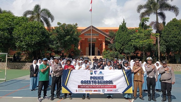 Satlantas Polres Mojokerto safari ke SMA dan SMK dalam program goes to school