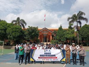 Polisi Safari SMA-SMK di Mojokerto Ajarkan Berkendara Aman