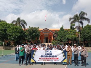 Polisi Safari SMA-SMK di Mojokerto Ajarkan Berkendara Aman
