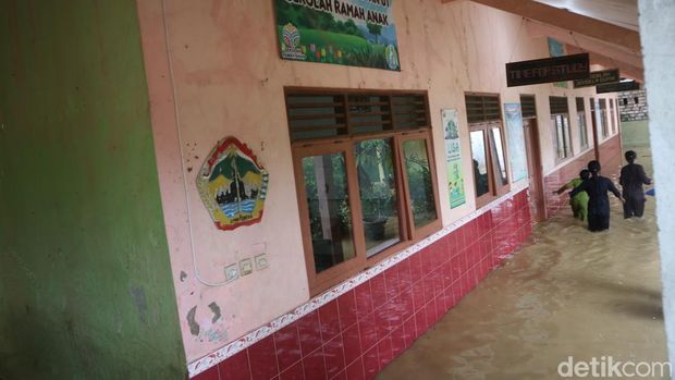 SD di Ketitang Wetan, Pati terendam banjir, Selasa (20/5/2025).