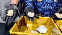 Wayan menambahkan, paket itu akan dikirimkan kepada salah seorang narapidana bersama barang kiriman lainnya melalui layanan penitipan barang dan makanan.