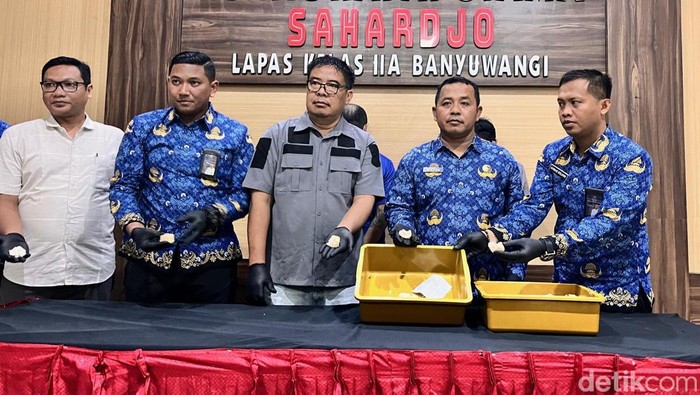 Sebanyak 12 paket sabu dalam lontong gagal diselundupkan di Lapas Banyuwangi Sebanyak 12 paket sabu dalam lontong gagal diselundupkan di Lapas Banyuwangi