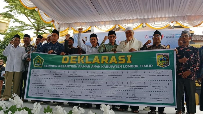Sebanyak 21 pengelola ponpes di Lombok Timur mendeklrasikan Ponpes Ramah Anak pada Acara Gawe Gubuk di Desa Lendang Nangka Lombok Timur, NTB, Selasa (20/5/2025). (Sanusi Ardi W/detikBali)