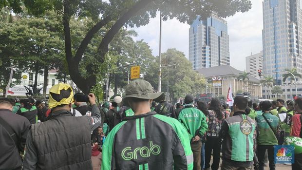 Sejumlah pengemudi ojek online yang akan melakukan unjuk rasa mulai berkumpul di lokasi demonstrasi ojek online di sekitar Monas, Jakarta, Selasa (20/5/2025). (CNBC Indonesia/Novina Putri Bestari)