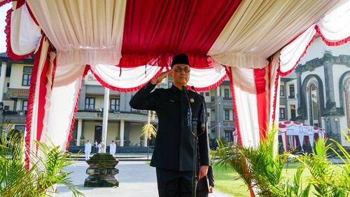 Sekda Badung, Ida Bagus Surya Suamba, bertindak sebagai inspektur upacara peringatan Harkitnas ke-117 di Lapangan Mangupraja Mandala, Puspem Badung, Selasa (20/5/2025). (Dok. Pemkab Badung)