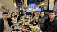 Kali ini juara pertama dalam ajang Indonesian Idol 2025 itu memamerkan momen saat makan bersama rekan-rekannya. Mereka makan di restoran Korea dengan banchan dan daging memenuhi meja. Foto: Instagram @shabrina_leonita