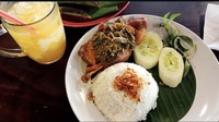 Dalam unggahan Instagram yang diberi keterangan tagar #sukamakan, lulusan Sarjana Ilmu Komunikasi itu memamerkan sepiring nasi bebek goreng dengan sambal ijo yang menggugah selera. Foto: Instagram @shabrina_leonita