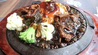 Dalam momen lain, pesaing Fajar Noor itu menikmati olahan daging yang disajikan ala hot plate. Selain dilumuri saus, ada telur dan sayuran brokoli yang menjadi pelengkap. Foto: Instagram @shabrina_leonita