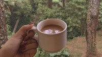 Shabrina Leonita sepertinya sedang menikmati udara segar. Sambil memperlihatkan pemandangan hutan hijau, ia menikmati minuman yang tampak seperti cokelat hangat. Foto: Instagram @shabrina_leonita